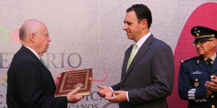 Narro Robles entrega documento Narro Robles entrega documento