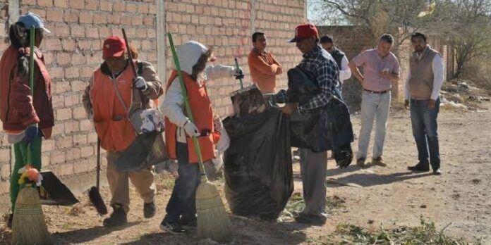 Vecinos y trabajadores participaron en la brigada de limpieza