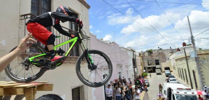 Competidores superan pruebas extremas Competidores superan pruebas extremas