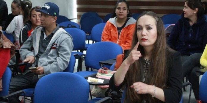 licenciada-discapacidad-auditiva-4eb