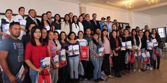 Becarios y mentores reciben estímulos Becarios y mentores reciben estímulos
