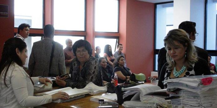 Atienden a ciudadanos, abogados, peritos y auxiliares Atienden a ciudadanos, abogados, peritos y auxiliares