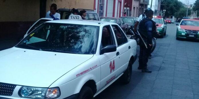 Taxista se detiene a auxiliarlo