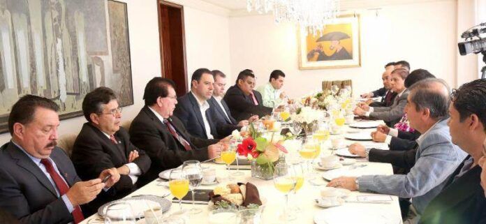 Gobernador ofrece analizar sus demandas Gobernador ofrece analizar sus demandas