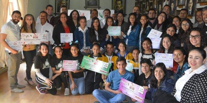 Entregan cheques y reconocimientos Entregan cheques y reconocimientos
