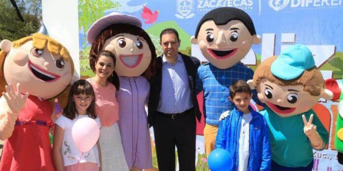 Asiste con su esposa e hijos Asiste con su esposa e hijos