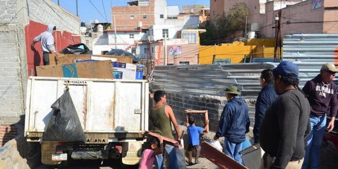 Camiones recolectores pasan por los desechos Camiones recolectores pasan por los desechos