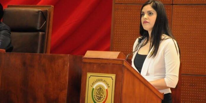 Isadora Santivañez presentó el dictamen al pleno Isadora Santivañez presentó el dictamen al pleno