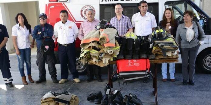 Reciben vestimenta, botas y cascos Reciben vestimenta, botas y cascos