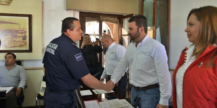 Alcalde felicita al jefe policiaco Alcalde felicita al jefe policiaco