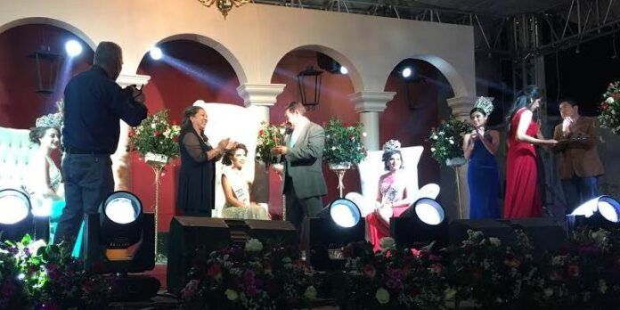 Alcalde corona a la reina Alcalde corona a la reina