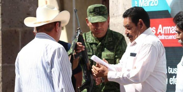 Alcalde recibe primera donación Alcalde recibe primera donación