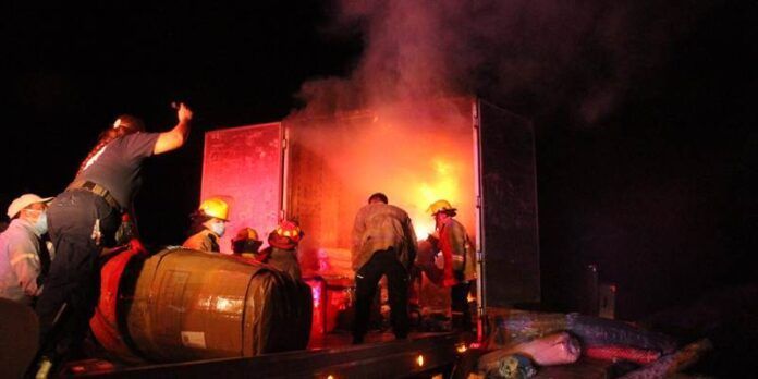 Acuden bomberos estatales y municipales
