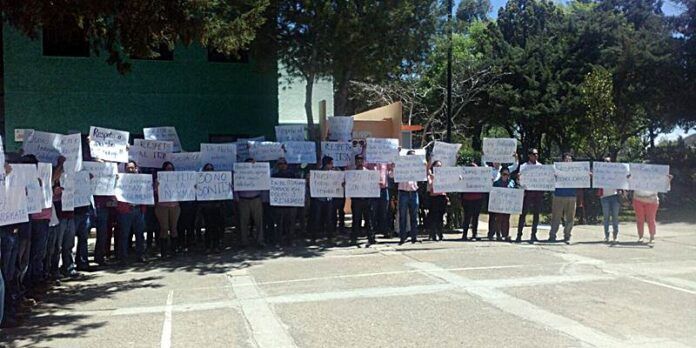 Acuden docentes y trabajadores Acuden docentes y trabajadores