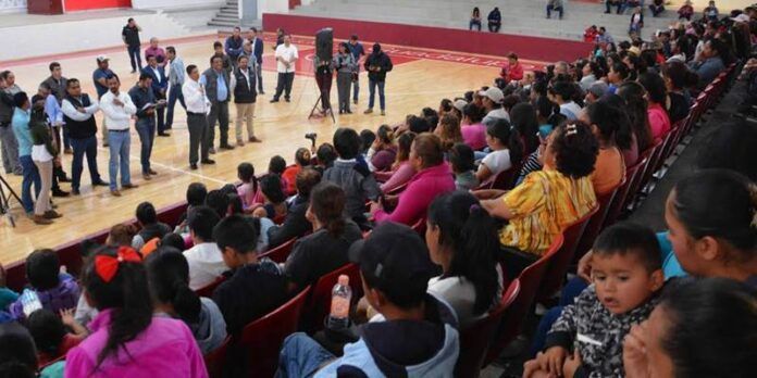 Hace compromisos con manifestantes