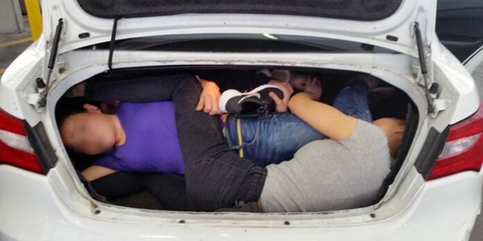 Descubren 4 chinos en cajuela Descubren 4 chinos en cajuela