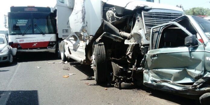 Un camión ocasionó el percance Un camión ocasionó el percance