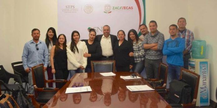 Cliserio del Real con trabajadores