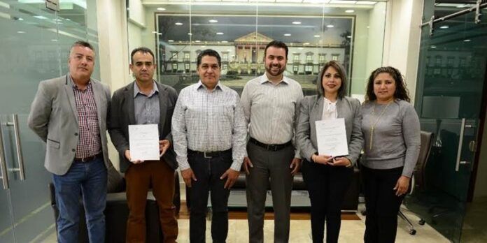 Alcalde con nuevos funcionarios