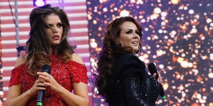 Par de Reinas complace a las festejadas Par de Reinas complace a las festejadas