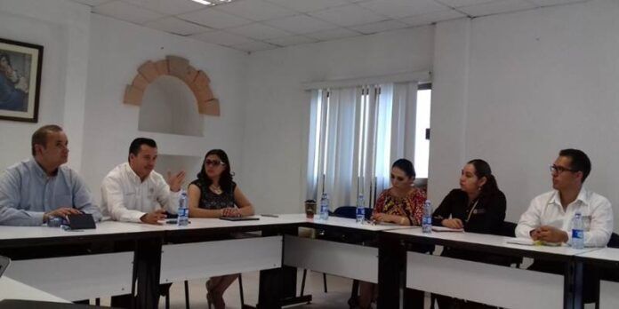 Funcionarios se reúnen con directivos de universidades Funcionarios se reúnen con directivos de universidades