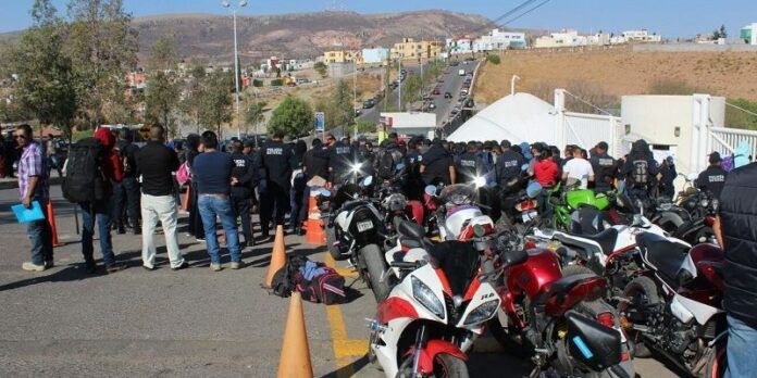 100 oficiales se manifestaron 100 oficiales se manifestaron