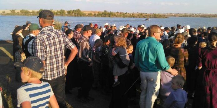Miembros de la comunidad sacan el cuerpo Miembros de la comunidad sacan el cuerpo
