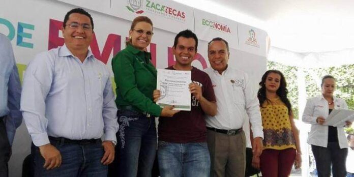 Entregan reconocimientos Entregan reconocimientos