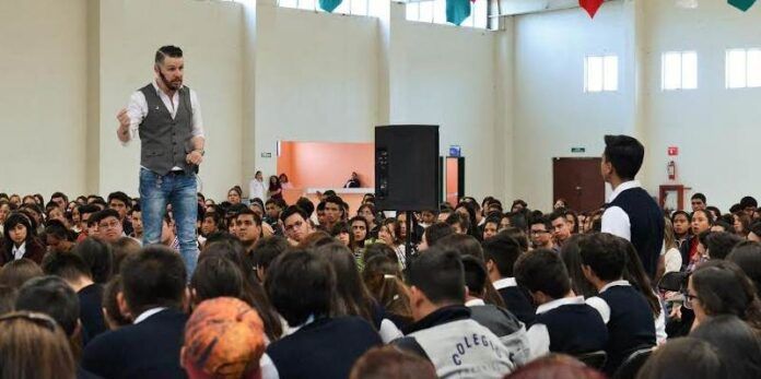 Asisten más de 2.500 estudiantes Asisten más de 2.500 estudiantes