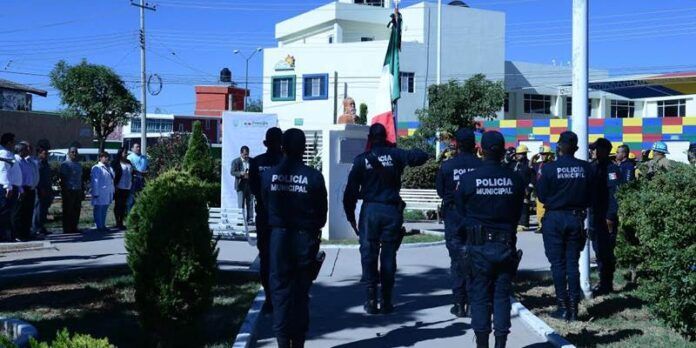 Participan policías y bomberos Participan policías y bomberos