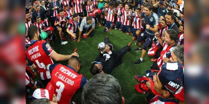 Equipo celebra el triunfo