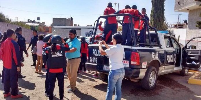 Visitan jóvenes comandancia de policía