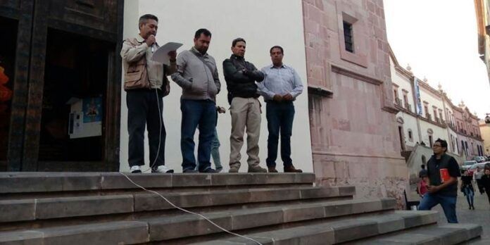 Padre del joven asiste a la concentración Padre del joven asiste a la concentración