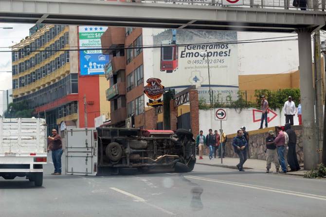 vuelca camioneta 1