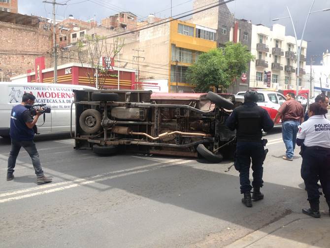 vuelca camioneta 2