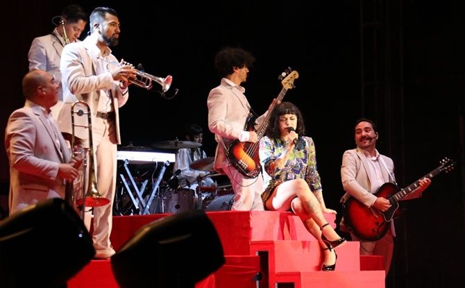 mon laferte 4