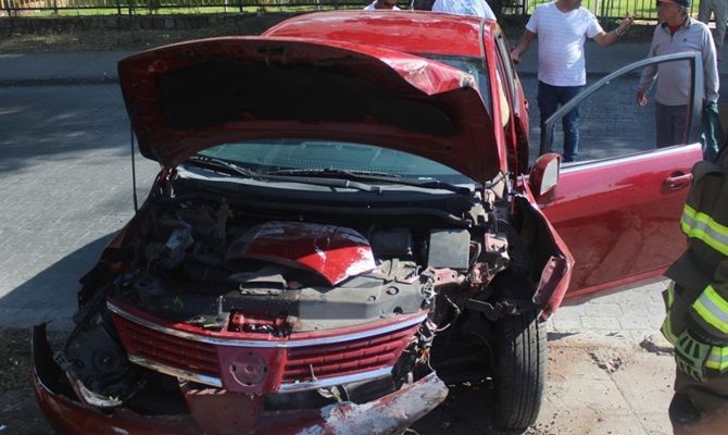 auto rojo choca