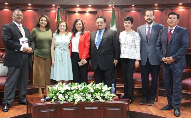 presentan libro 1