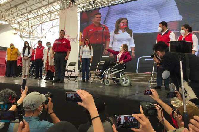 claudia anaya protesta 3