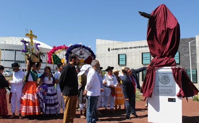 benito estatua 3