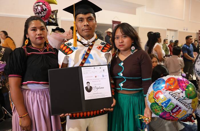 graduacion joven wixarika2