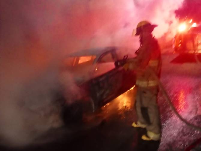 auto incendiado 2