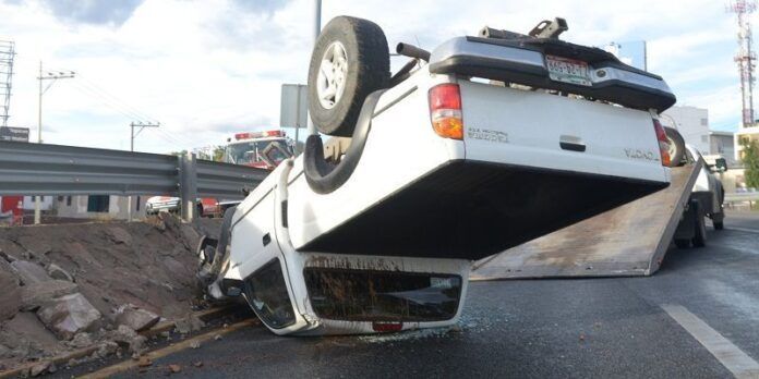 Una camioneta volcó