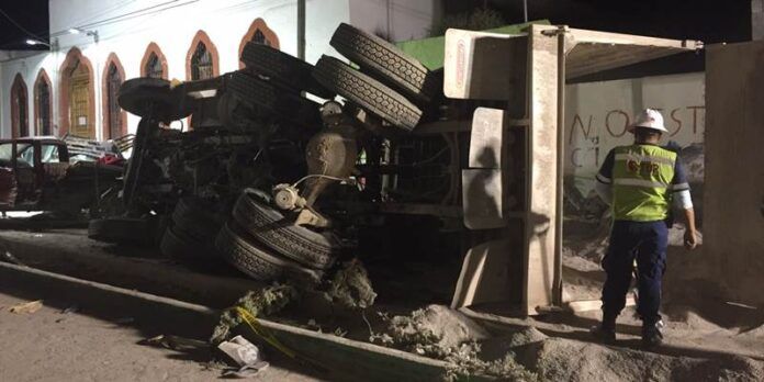 Camión de volteo que causó la tragedia Camión de volteo que causó la tragedia
