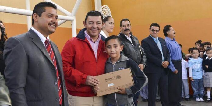 Entrega de tabletas electrónicas Entrega de tabletas electrónicas