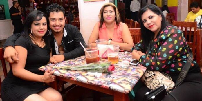 Diviértete con tus amigos Diviértete con tus amigos