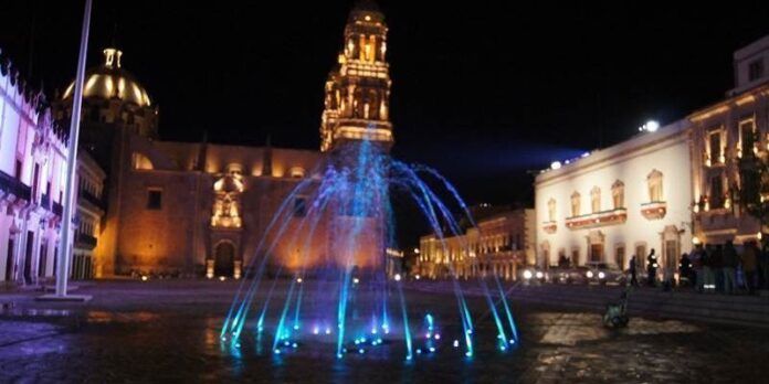 Hacían pruebas con la nueva fuente en Plaza de Armas Hacían pruebas con la nueva fuente en Plaza de Armas