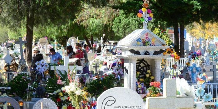 Panteón recibe visitantes