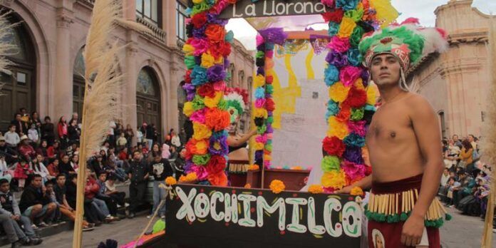 Carro alegórico en alusión a cultura indígena Carro alegórico en alusión a cultura indígena