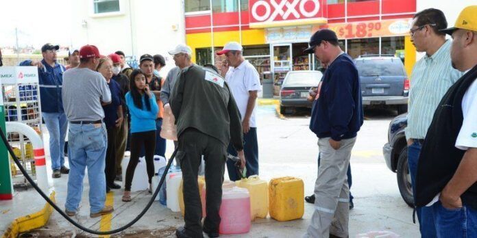 Compradores llevaban contenedores Compradores llevaban contenedores
